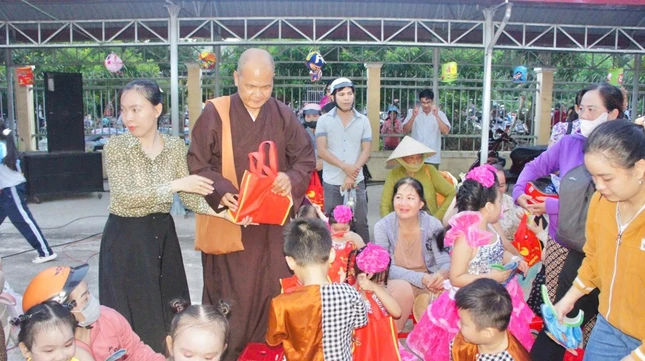 Ban Tổ chức trao quà trung thu cho các em thiếu nhi