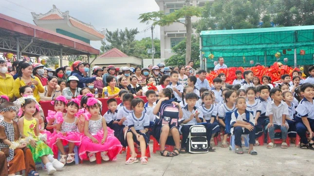 Các em thiếu nhi tại Trường Trung học Cơ sở Sơn Phú (P.An Hội) được vui Tết Trung thu