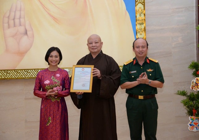 Bà Trần Thanh Ngọc, đại diện lãnh đạo P.Hòa Hưng trao thư cảm ơn đến đại diện đơn vị tổ chức