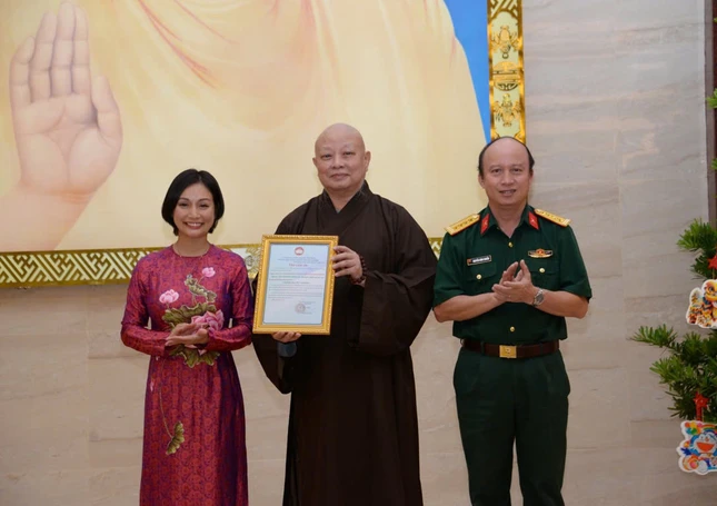 Bà Trần Thanh Ngọc, đại diện lãnh đạo P.Hòa Hưng trao thư cảm ơn đến đại diện đơn vị tổ chức