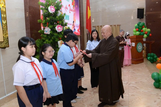 Hòa thượng Trưởng ban Trị sự TP.HCM trao quà đến các em học sinh khó khăn, học giỏi