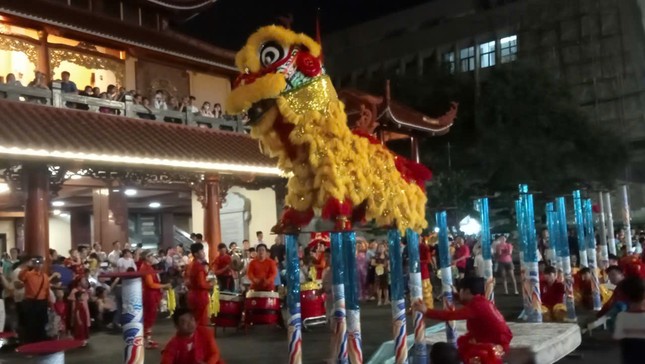 Trung thu yêu thương tại Việt Nam Quốc Tự thu hút hàng ngàn thiếu nhi, học sinh