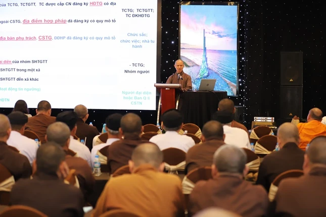 Đại đức Thích Nguyên Minh, Trưởng ban Trị sự GHPGVN tỉnh phát biểu tại hội nghị