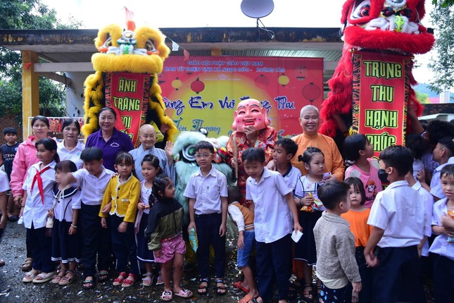 Chương trình đã tổ chức cho thiếu nhi những tiết mục vui nhộn Chương trình đã tổ chức cho thiếu nhi những tiết mục vui nhộn