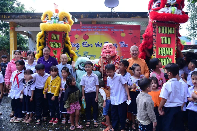 Chương trình đã tổ chức cho thiếu nhi những tiết mục vui nhộn