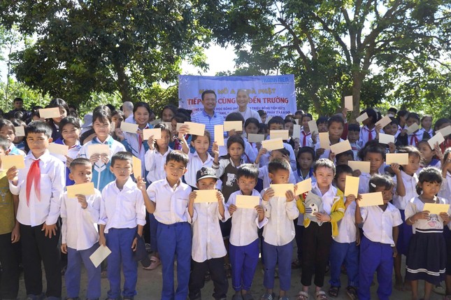 Ni trưởng Thích nữ Tâm Nguyệt trao quà cho học sinh tại xã Lìa, A Dơi, biên giới Việt Lào, tỉnh Quảng Trị Ni trưởng Thích nữ Tâm Nguyệt trao quà cho học sinh tại xã Lìa, A Dơi, biên giới Việt Lào, tỉnh Quảng Trị