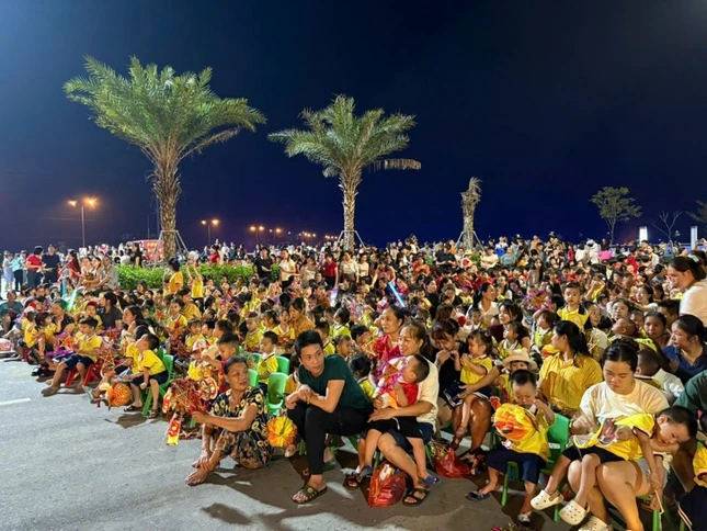 Hàng ngàn trẻ em vui Tết Trung thu tại xã Mường Ảng