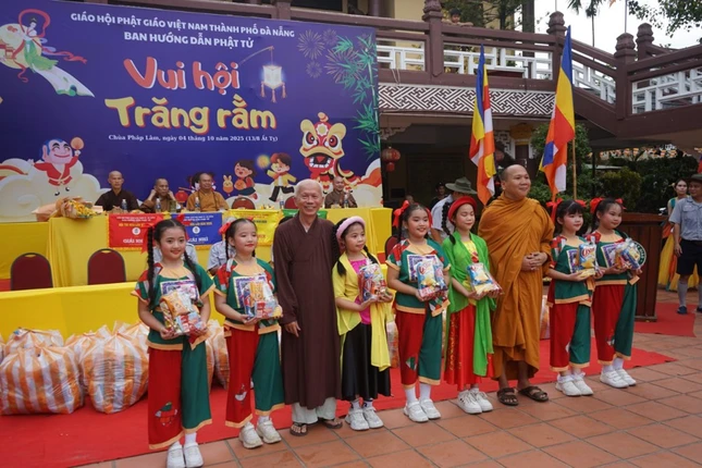 Chư tôn đức trao quà đến các em thiếu nhi