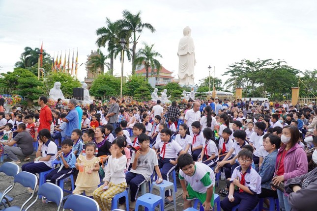 Các em thiếu nhi đến dự Vui hội trăng rằm tại chùa Vĩnh Tràng