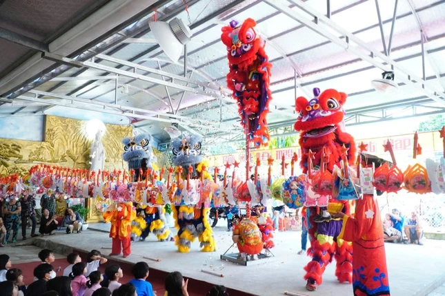 Múa lân khai hội tại chùa Hải Huệ