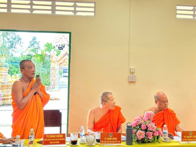 Thượng tọa Chau Hùng phát biểu tại buổi họp Thượng tọa Chau Hùng phát biểu tại buổi họp