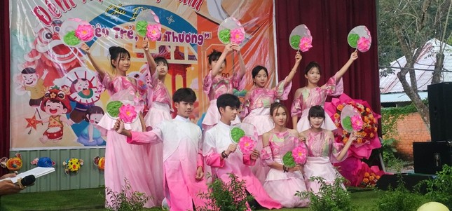 Các em biểu diễn văn nghệ