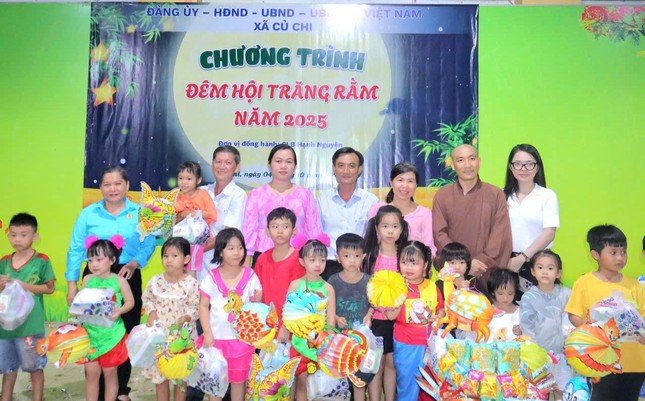 Ban Tổ chức trao quà trung thu cho thiếu nhi tại xã Củ Chi