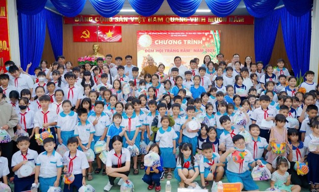 Câu lạc bộ Hạnh Nguyện trao quà cho học sinh trong Chương trình Đêm hội trăng rằm