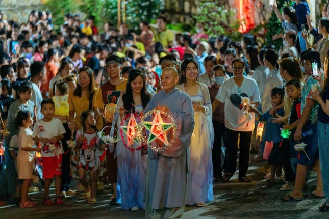 Các em thiếu nhi được giao lưu với chị Hằng - chú Cuội