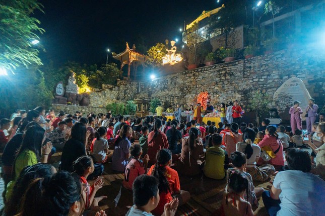 Hơn 300 em thiếu nhi về tham dự Đêm hội Trung thu tại chùa Hải Vân