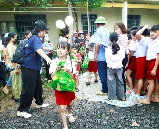 Ban Từ thiện thiền viện Vạn Hạnh trao quà cho học sinh