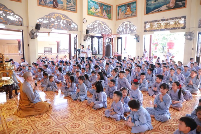 Các bé học các quy tắc khi đến chùa