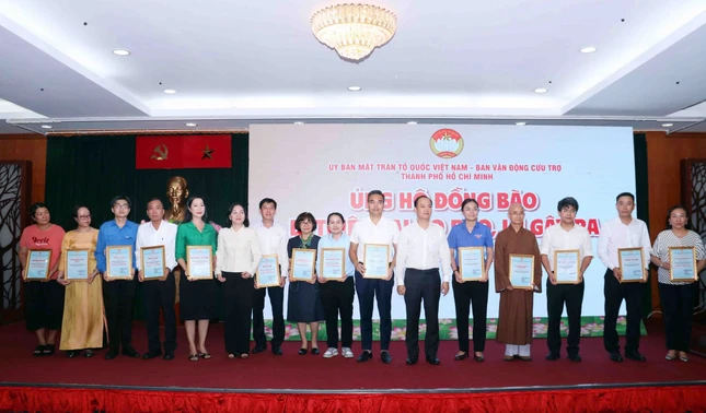 Các cơ quan, tổ chức, doanh nghiệp và nhân dân Thành phố đóng góp ủng hộ đồng bào bị ảnh hưởng bão lũ, tại buổi phát động chiều nay, 6-10 - Ảnh: Xuân Khu Các cơ quan, tổ chức, doanh nghiệp và nhân dân Thành phố đóng góp ủng hộ đồng bào bị ảnh hưởng bão lũ, tại buổi phát động chiều nay, 6-10 - Ảnh: Xuân Khu