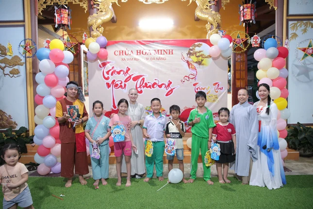 Các em thiếu nhi được vui Trung thu tại chùa Hòa Minh với Trăng yêu thương