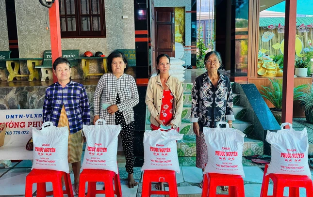 Chùa Phước Nguyên trao quà cho người nghèo