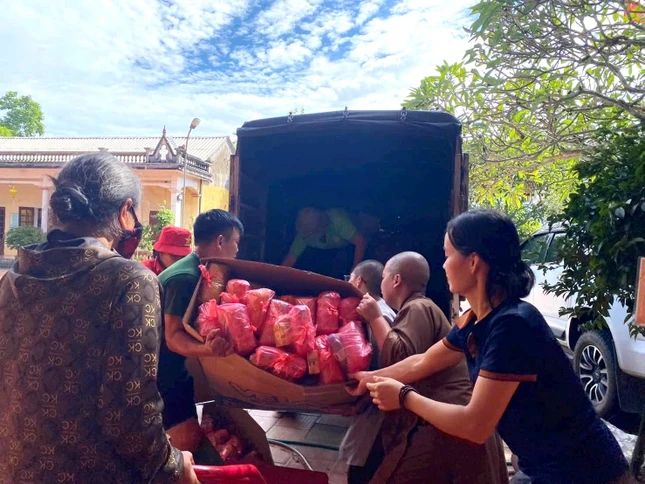 Chùa Sơn Dược - Đại Từ dưới sự hướng dẫn của Ni sư Thích Thanh Nhàn, Phật tử địa phương chung tay tập kết nhu yếu phẩm, lương thực trao đến bà con bị cô lập do bão lũ tại tỉnh Thái Nguyên