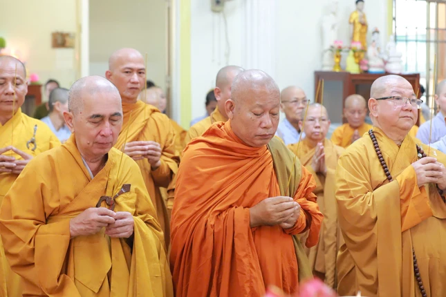 Chư tôn đức thắp nén tâm hương tưởng niệm