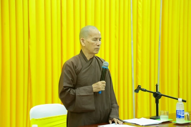 Hòa thượng Thích Thiện Thống chủ trì buổi họp
