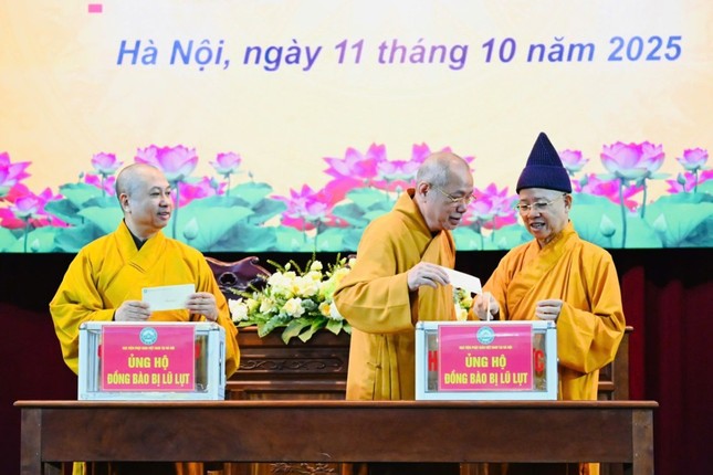 Chư tôn đức ủng hộ đồng bào các tỉnh, thành miền Bắc chịu ảnh hưởng bởi bão số 10, 11