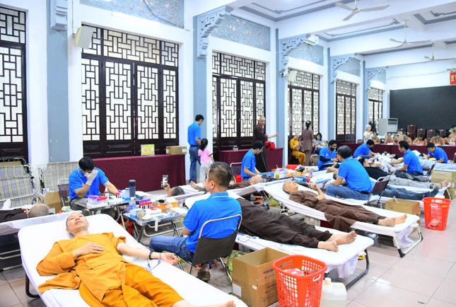 Nhiều Tăng, Ni đến hiến máu tại Văn phòng II T.Ư - thiền viện Quảng Đức - Ảnh: Quang Tròn