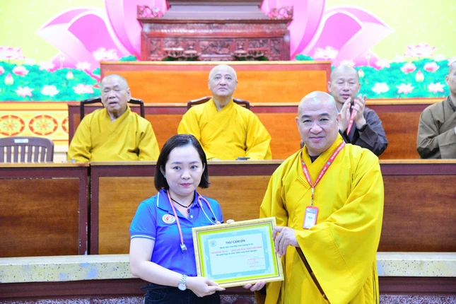 Bác sĩ Lâm Mỹ Hạnh trao thư cảm ơn đến Thượng tọa Thích Phước Nguyên