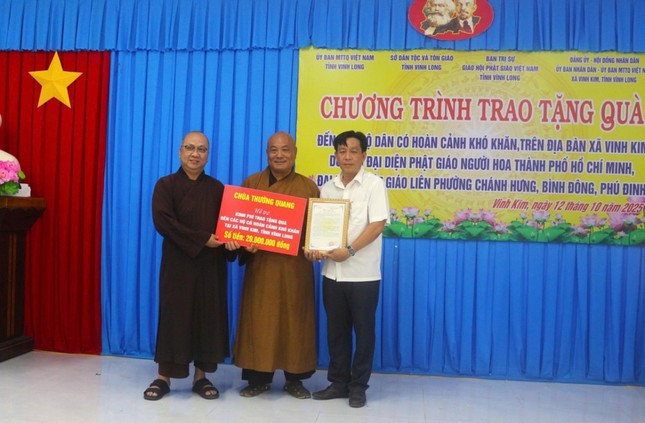 Chư tôn đức trong đoàn trao bảng ủng hộ