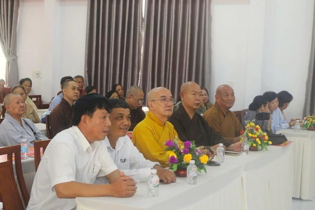 Chư tôn đức và đại diện địa phương tham dự buổi trao quà Chư tôn đức và đại diện địa phương tham dự buổi trao quà