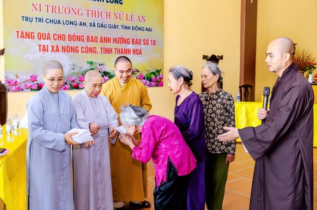 Ni trưởng Thích nữ Lệ An, cùng Ni chúng và Phật tử chùa Long An trao quà đến bà con bị ảnh hưởng nặng nề do bão lũ Ni trưởng Thích nữ Lệ An, cùng Ni chúng và Phật tử chùa Long An trao quà đến bà con bị ảnh hưởng nặng nề do bão lũ