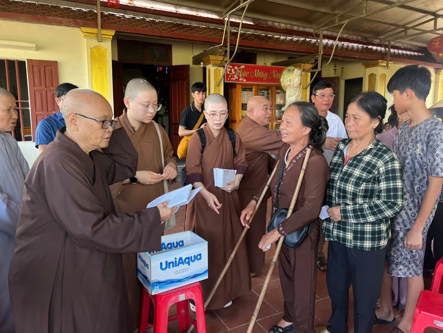 Tại chùa Phượng Hoàng (xã Mai Hoa), Ủy ban MTTQVN xã Mai Hoa phối hợp cùng chùa tiếp nhận, hướng dẫn các đoàn đến trao quà cho bà con khó khăn do bão lũ Tại chùa Phượng Hoàng (xã Mai Hoa), Ủy ban MTTQVN xã Mai Hoa phối hợp cùng chùa tiếp nhận, hướng dẫn các đoàn đến trao quà cho bà con khó khăn do bão lũ