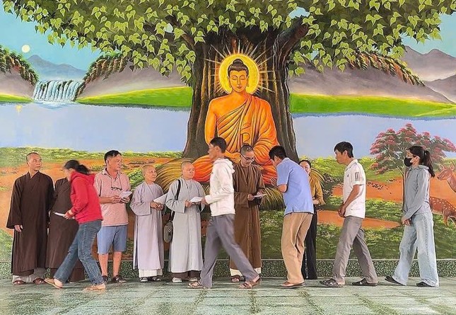 Đoàn thiện nguyện chùa Hương Sơn (P.Ngũ Hành Sơn, TP.Đà Nẵng) trao quà đến bà con bị thiệt hại nặng nề sau bão