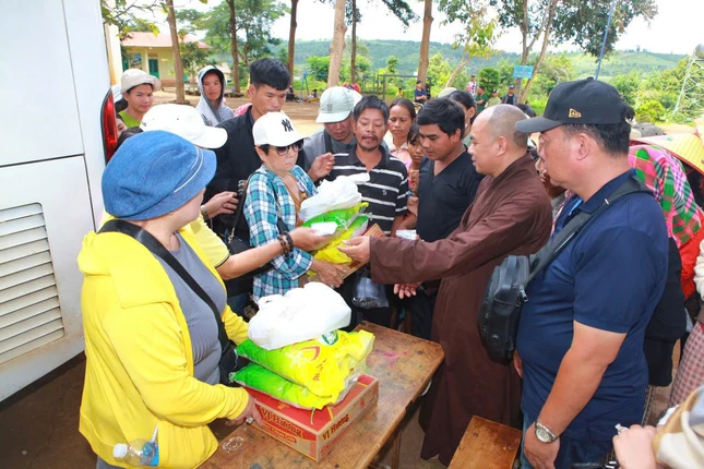 Đại đức Thích Giác Tiến trao quà đến bà con xã Đức Lập, tỉnh Lâm Đồng Đại đức Thích Giác Tiến trao quà đến bà con xã Đức Lập, tỉnh Lâm Đồng