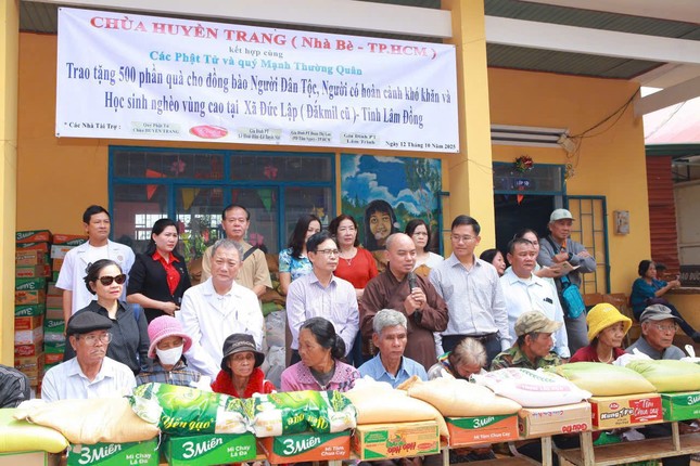 Đoàn Ban Từ thiện xã hội Báo Giác Ngộ trao quà cho hộ nghèo tại xã Đức Lập