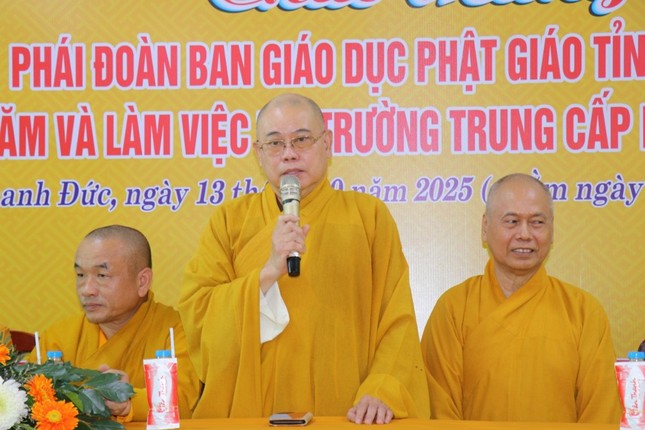 Thượng tọa Thích Trung San, Trưởng ban Giáo dục Phật giáo tỉnh Vĩnh Long, Hiệu trưởng Trường Trung cấp Phật học Bến Tre phát biểu