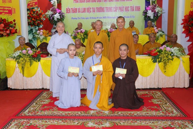 Ban Giáo dục Phật giáo tỉnh Vĩnh Long trao học bổng cho Tăng, Ni sinh Trường Trung cấp Phật học Trà Vinh