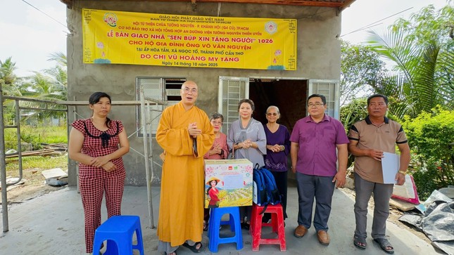 Chùa bàn giao nhà tình thương Sen búp xin tặng người cho gia đình khó khăn - Ảnh: T.N