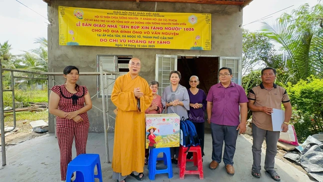 Chùa bàn giao nhà tình thương Sen búp xin tặng người cho gia đình khó khăn - Ảnh: T.N