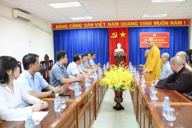 Quang cảnh buổi trao tiền ủng hộ đồng bào các tỉnh bị thiệt hại do bão số 9 và số 10, tại Ủy ban MTTQVN tỉnh Đồng Tháp