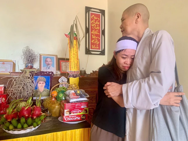 Ni trưởng Thích nữ Tâm Nguyệt động viên gia đình có người thân mất trong bão lũ Ni trưởng Thích nữ Tâm Nguyệt động viên gia đình có người thân mất trong bão lũ