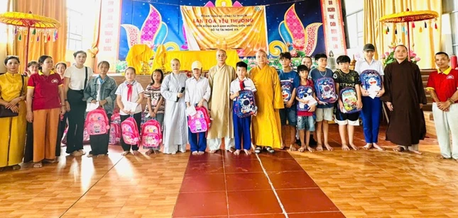 Đoàn từ thiện trao quà cho học sinh vùng bão lũ tỉnh Nghệ An Đoàn từ thiện trao quà cho học sinh vùng bão lũ tỉnh Nghệ An