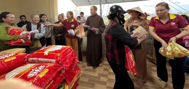 Đoàn từ thiện trao quà đến bà con vùng bão lũ Đoàn từ thiện trao quà đến bà con vùng bão lũ