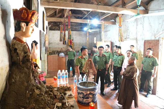 Các cán bộ, chiến sĩ Phòng An ninh nội địa - Công an TP.Hà Nội tại chùa An Lạc