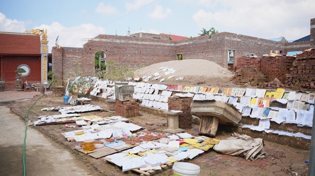 Nhiều tôn tượng Phật cổ, kinh sách của chùa An Lạc bị hư hoại do ảnh hưởng bão lũ