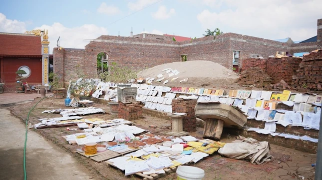 Nhiều tôn tượng Phật cổ, kinh sách của chùa An Lạc bị hư hoại do ảnh hưởng bão lũ