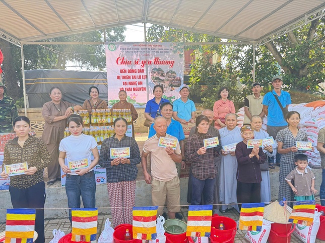 Đoàn trao quà đến bà con tỉnh Thái Nguyên Đoàn trao quà đến bà con tỉnh Thái Nguyên